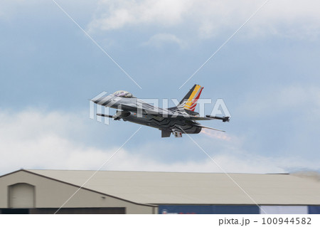 ベルギー空軍F-16ディスプレイチーム離陸 100944582