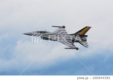 雲上のベルギー空軍F-16MLUディスプレイチーム 100944583