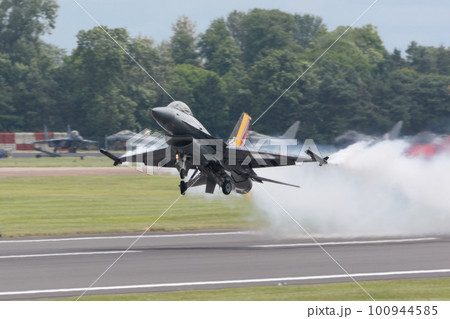 ベルギー空軍F-16ディスプレイチーム離陸 100944585
