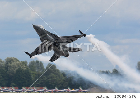 ベルギー空軍F-16ディスプレイチーム離陸 ベルギー空軍F-16ディスプレイチーム離陸 100944586