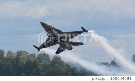 ベルギー空軍F-16ディスプレイチーム離陸 100944591