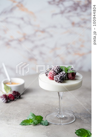 Dessert panna cotta 100944804