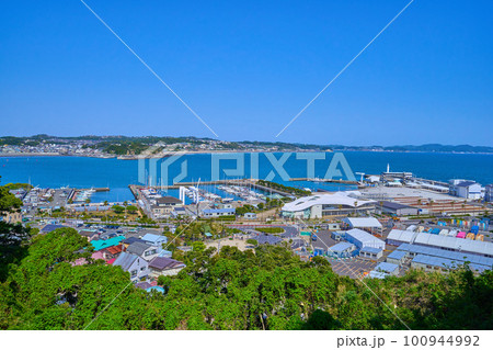 春の神奈川県藤沢市江の島のヨットハーバーを見る 100944992