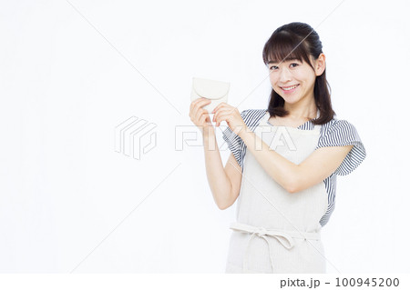 家計のやりくりをする30代の主婦 100945200