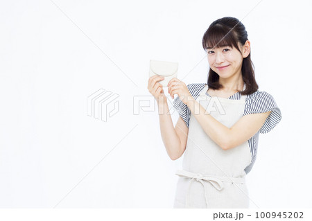 家計のやりくりをする30代の主婦 100945202
