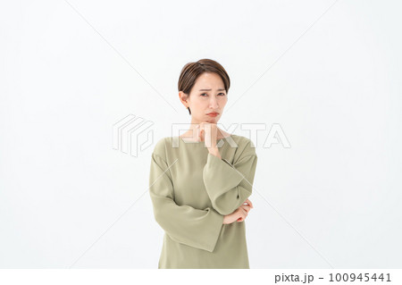 考えるミドル女性 考えるミドル女性 100945441