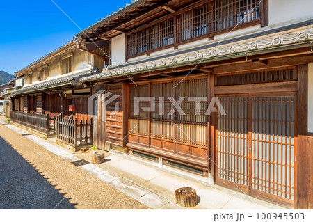 三重県　亀山市　東海道　関宿の町並み 100945503