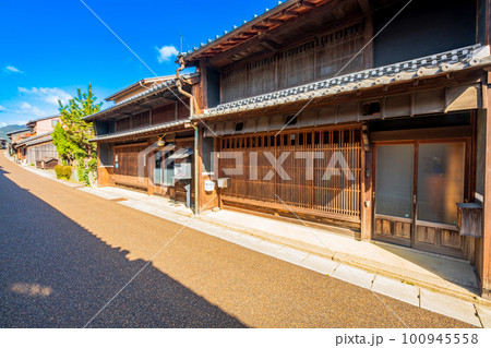 三重県　亀山市　東海道　関宿の町並み 100945558