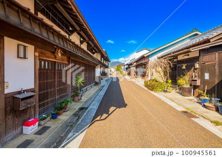 三重県　亀山市　東海道　関宿の町並み 100945561
