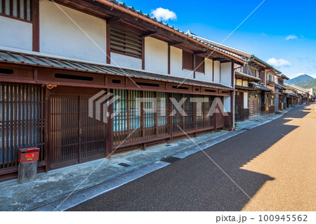 三重県　亀山市　東海道　関宿の町並み 100945562