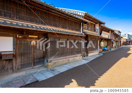 三重県　亀山市　東海道　関宿の町並み 100945585