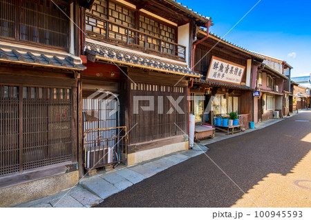 三重県　亀山市　東海道　関宿の町並み 100945593