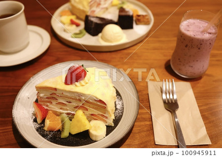 カフェで提供されたいちごのミルクレープ 100945911