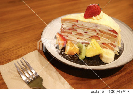 カフェで提供されたいちごのミルクレープ カフェで提供されたいちごのミルクレープ 100945913