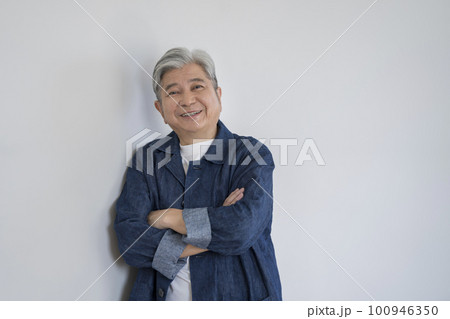 腕組みをする笑顔のシニア男性 100946350