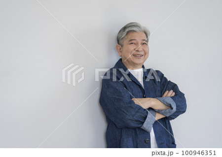 腕組みをする笑顔の60代の男性 100946351