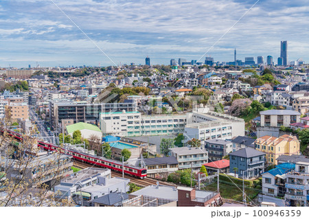 （神奈川県）横浜市・弘明寺（ぐみょうじ）公園から眺める横浜の街並み 100946359