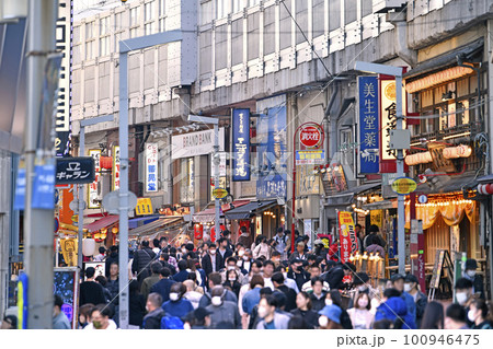 日本の東京都市景観 マスク着用は個人の判断…賑わうアメ横隣の繫華街、上野駅前商店街を望む＝3月19日 100946475