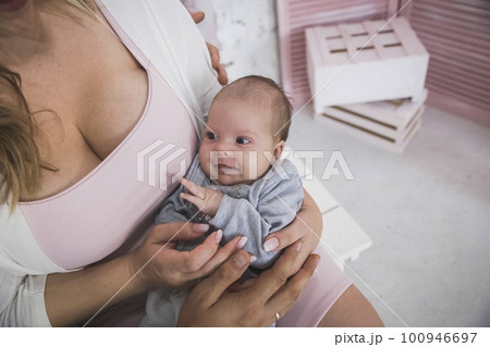 married couple holds in arms tiny smiling daughter married couple holds in arms tiny smiling daughter 100946697