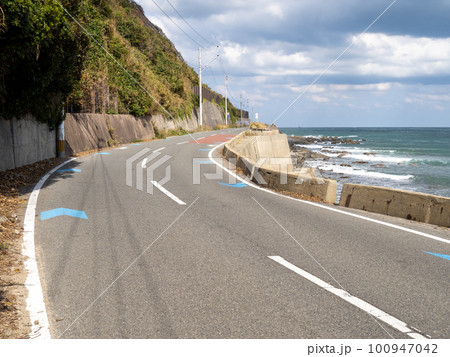 福岡県道542号志賀島循環線と玄界灘。 100947042