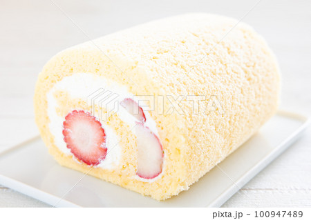 美味しいイチゴロールケーキ 美味しいイチゴロールケーキ 100947489