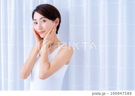 肌の潤いを実感するミドルの女性 肌の潤いを実感するミドルの女性 100947589