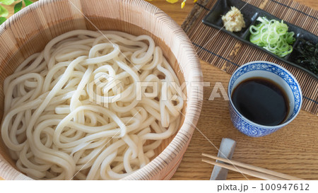 木桶に入ったうどん|釜揚げうどん・たらいうどん イメージ 木桶に入ったうどん|釜揚げうどん・たらいうどん イメージ 100947612