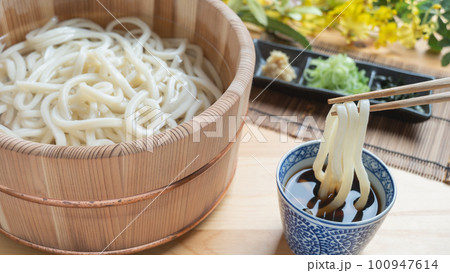 木桶に入ったうどん|釜揚げうどん・たらいうどん イメージ 木桶に入ったうどん|釜揚げうどん・たらいうどん イメージ 100947614