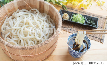 木桶に入ったうどん｜釜揚げうどん・たらいうどん イメージの写真素材