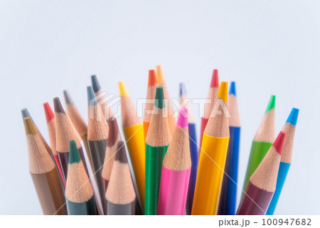 並んだカラフルな色鉛筆 100947682