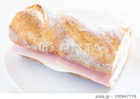 美味しいフランスパンのパリジャンサンド 100947776