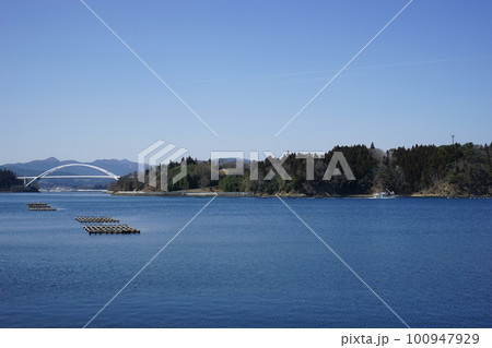気仙沼大島の養殖いかだ 気仙沼大島の養殖いかだ 100947929