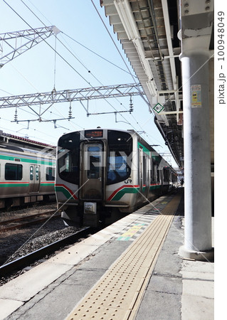 JR郡山駅に停車する磐越西線の列車 100948049