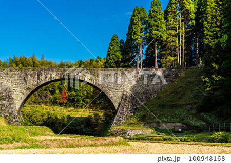 通潤橋　秋景色　【熊本県上益城郡山都町】 100948168