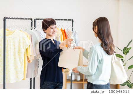 買い物する若い女性 買い物する若い女性 100948512