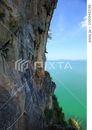 Beautiful seaside sunset landscape 100948596