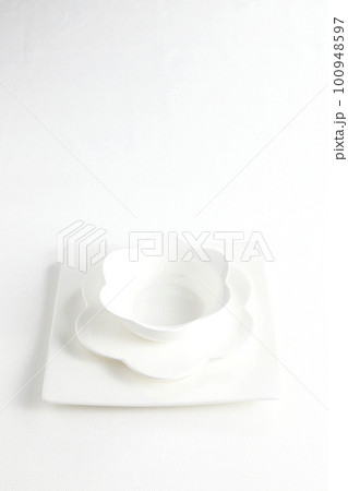 花びらの形をした白磁の食器と四角いお皿 白背景で斜俯瞰から撮影 花びらの形をした白磁の食器と四角いお皿 白背景で斜俯瞰から撮影 100948597
