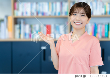 案内をする若い看護師の女性 100948704