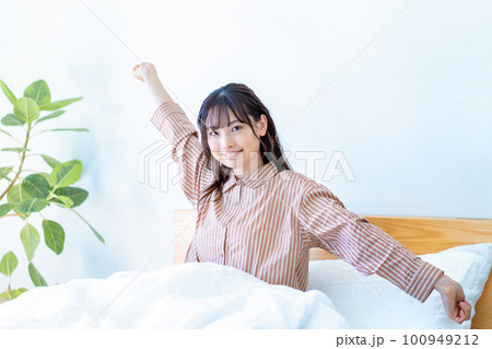 寝起きの若い女性 100949212