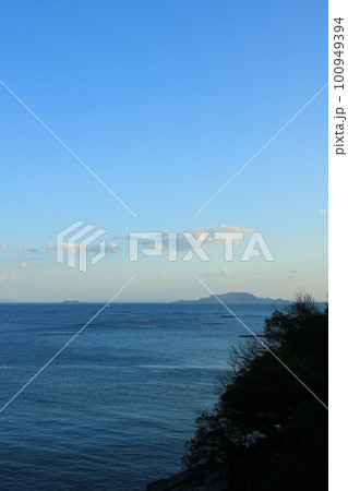 兵庫県たつの市御津町室津から見た播磨灘の夕景 兵庫県たつの市御津町室津から見た播磨灘の夕景 100949394