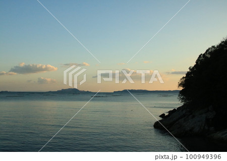 兵庫県たつの市御津町室津から見た播磨灘の夕景 100949396