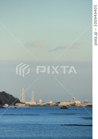 兵庫県たつの市御津町室津から播磨灘越しに見た姫路工業地帯の夕景 兵庫県たつの市御津町室津から播磨灘越しに見た姫路工業地帯の夕景 100949405