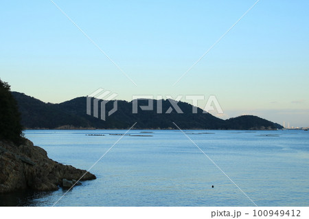 兵庫県たつの市御津町室津から海越しに見た綾部山方面の夕景 兵庫県たつの市御津町室津から海越しに見た綾部山方面の夕景 100949412