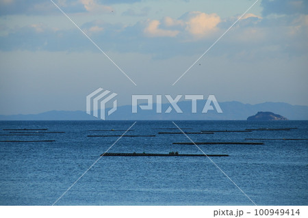 兵庫県たつの市御津町室津から見た海に浮かぶ牡蠣筏と播磨灘の夕景 兵庫県たつの市御津町室津から見た海に浮かぶ牡蠣筏と播磨灘の夕景 100949414