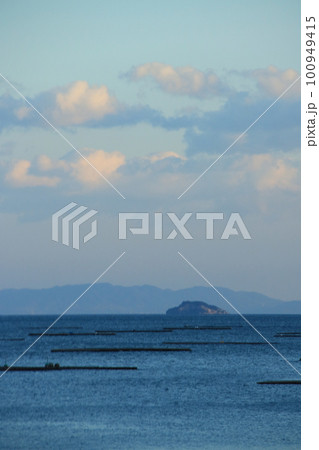 兵庫県たつの市御津町室津から見た海に浮かぶ牡蠣筏と播磨灘の夕景 兵庫県たつの市御津町室津から見た海に浮かぶ牡蠣筏と播磨灘の夕景 100949415