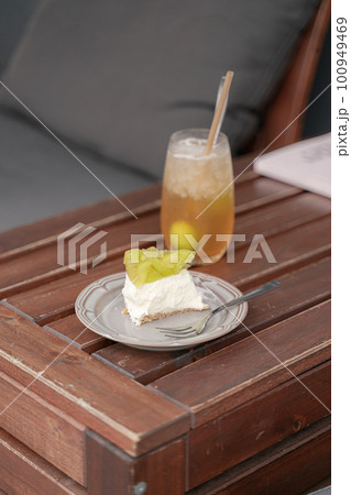 カフェでケーキセット 100949469
