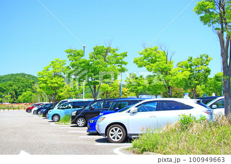 豊田市、多くの車で賑わう鞍ヶ池パーキングエリアの風景 豊田市、多くの車で賑わう鞍ヶ池パーキングエリアの風景 100949663