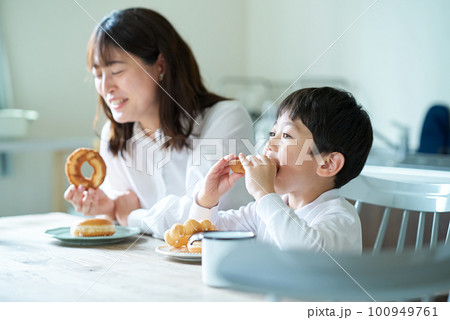 ドーナツを食べる母親と息子 100949761