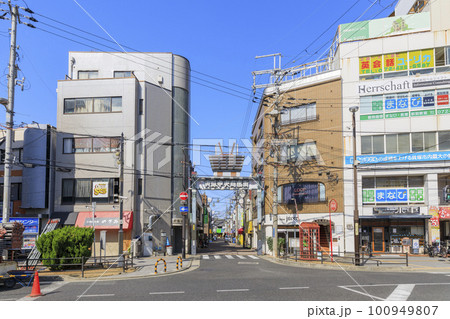 大阪府貝塚市　南海本線貝塚駅前の貝塚中央商店街 100949807