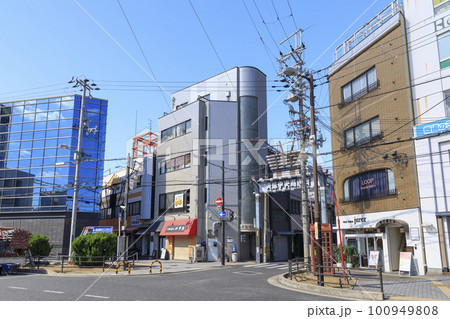 大阪府貝塚市　南海本線貝塚駅前の貝塚中央商店街 100949808
